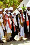 Mni�i b�hem Timkatu. �ekaj� na proces�. Lalibela. Etiopie.