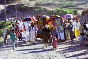 Cesta na m�sto, kde se formovalo hlavn� Timkatsk� proces�. Lalibela. Etiopie.