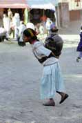 Nesen� vody od ve�ejn� pumpy do dome�ku. Lalibela. Etiopie.