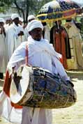 Bubnuj�c� kn�z v proces� b�hem Timkatu. Lalibela. Etiopie.