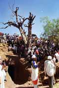 Lid� �ekaj�c� na p��chod proces�. Lalibela. Etiopie.