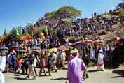 Lid� �ekaj�c� na p��chod proces�. Lalibela. Etiopie.