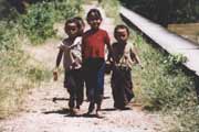 D�ti na most� bezi ostrovy Don Det a Don Khon. Laos.