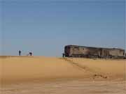 Vlak se pokou�� jet pou�t�. P�ed n�m jdou zam�stnanci a odmet�vaj� p�sek z kolej�. Pou�� Sahara. Egypt.