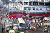 Dopravn� z�cpa u lok�ln�ho autobusov�ho n�dra�� v Dh�ce. Banglad�.
