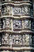 Erotick� v�zdoba chr�m� v Khajuraho. Indie.