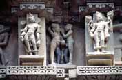 Erotick� v�zdoba chr�m� v Khajuraho. Indie.