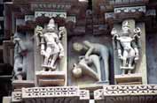 Erotick� v�zdoba chr�m� v Khajuraho. Indie.