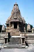 Chr�m v Khajuraho. Indie.