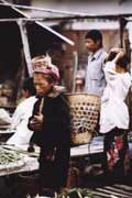 �ena z horsk�ho kmene Akha na tr�i�ti v Muang Sing. Laos.