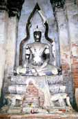 Star� chr�my ve m�st� Ayuthaya. Thajsko.