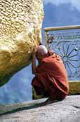 Mnich se modl� u posv�tn� stupy v Kyaiktiyo. Myanmar (Barma).