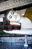Le��c� Buddha v chr�mu v Shwethalyaung v Bago. Myanmar (Barma).