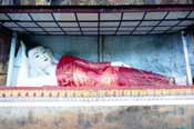 Le��c� Buddha v mal�m chr�mu v oblasti jezera Inle. Myanmar (Barma).
