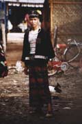 Mu� z horsk�ho kmene Akha na tr�i�ti v Muang Sing. Laos.
