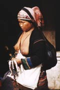 �ena z horsk�ho kmene Akha na tr�i�ti v Muang Sing. Laos.