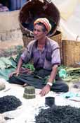 Na trhu - prodej tab�ku a cheroot� (barmsk�ch cigaret). Oblast jezera Inle. Myanmar (Barma).