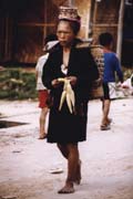 �ena z horsk�ho kmene Akha na tr�i�ti v Muang Sing. Laos.