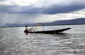 Ryb�� na jeze�e Inle. Myanmar (Barma).