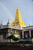 Buddhistick� chr�m ve vesnici Kalaw. Myanmar (Barma).