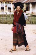�ena z horsk�ho kmene Yao na tr�i�ti v Muang Sing. Laos.