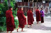 Ka�d� r�no mni�i obch�zej� vesnici a ��daj� o j�dlo. Tento buddhistick� zvyk je k vid�n� po cel� Barm�. Toto je konkr�tn� vesnice Kalaw. Myanmar (Barma).