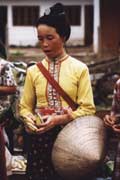 �ena z horsk�ho kmene Tai Dam na tr�i�ti v Muang Sing. Laos.