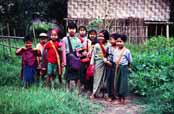 D�ti na cest� do �koly. Oblast okolo vesnice Kalaw.  Myanmar (Barma).