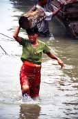 Vykl�d�n� n�kladu z lod�. Mandalay. Myanmar (Barma).