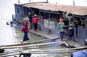 Vykl�d�n� n�kladu z lod�. Mandalay. Myanmar (Barma).