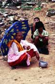 Mni�ka u Mingun Paya. Myanmar (Barma).