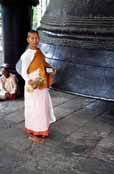Mni�ka u Mingunsk�ho zvonu. Myanmar (Barma).