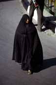 Barva tradi�n�ho oble�en� �en v �r�nu je �ern�. �ena je oble�ena do �ern�ho ��doru. Mashhad. �r�n.