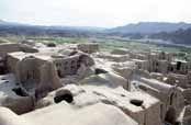 Pou�tn� vesnice Kharanagh. Okol� m�sta Yazd. �r�n.