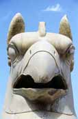 Kamen� str�ci (griffin-headed beasts) Persepolsk�ch vykop�vek. �r�n.