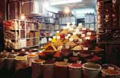 Obchod s ko�en�m na bazaru (Bazar-e Vakil). Shiraz. �r�n.