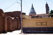 Ulice v pou�tn�m m�st� Kashan. �r�n.