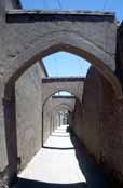 Ulice v pou�tn�m m�st� Kashan. �r�n.