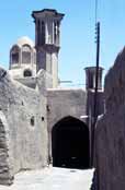 Ulice v pou�tn�m m�st� Kashan. �r�n.