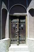 Tradi�n� dve�e ve m�st� Kashan. M��ete vid�t dva druhy dve�n�ch klepadel - jeden pro mu�e a druh� pro �eny. Ka�d� vyd�v� jin� zvuk. Pomoc� toho se d� poznat, kdo m� j�t otev��t. M���m otev�r� dve�e mu� a �en�m �ena. �r�n.