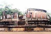 Zbytky star�ho m�sta Polonnaruwa z doby vl�dy Indick� dynastie Chola z 11.-12. stolet�. Sr� Lanka.