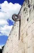Chichen Itza., h�i�t� postaveno 900-1100 na�eho letopo�tu v M�jsko-Tolt�ck�m Stylu. Mexiko.