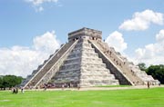 Chichen Itza, socha Chac-Moola uvnit� pyramidy Kuk�lcan. Mexiko.