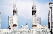 Chichen Itza, n�m�st� tis�ce sloup� a chr�m v�le�n�k�, postaveno 900-1200 na�eho letopo�tu. Mexiko.