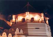 Dalada Maligawa (chr�m Budhova zubu) - chr�m kde je ulo�en svat� budh�v zub. Kendy. Sr� Lanka.