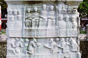 Mramorov� podstavec s reli�fem pod Theodosiov�m obeliskem, Istanbul. Turecko.