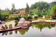 Zahrady v are�lu Golden temple u Kunmingu. ��na.