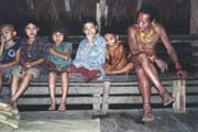Mentawajsk� rodina. Ostrov Siberut. Indon�sie.