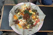 Tradi�n� a jedin� j�dlo - injara, kysel� placka vzhledov� se bl��c� pala�ince. Pod�v� se s r�zn�m mixem masa a zeleniny. Etiopie.