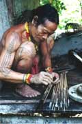V�roba otr�ven�ch ��p�. Ostrov Siberut. Indon�sie.